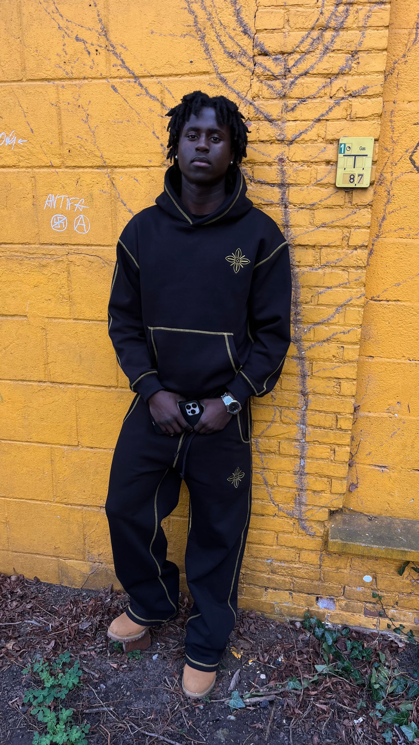 Outline hoodie black