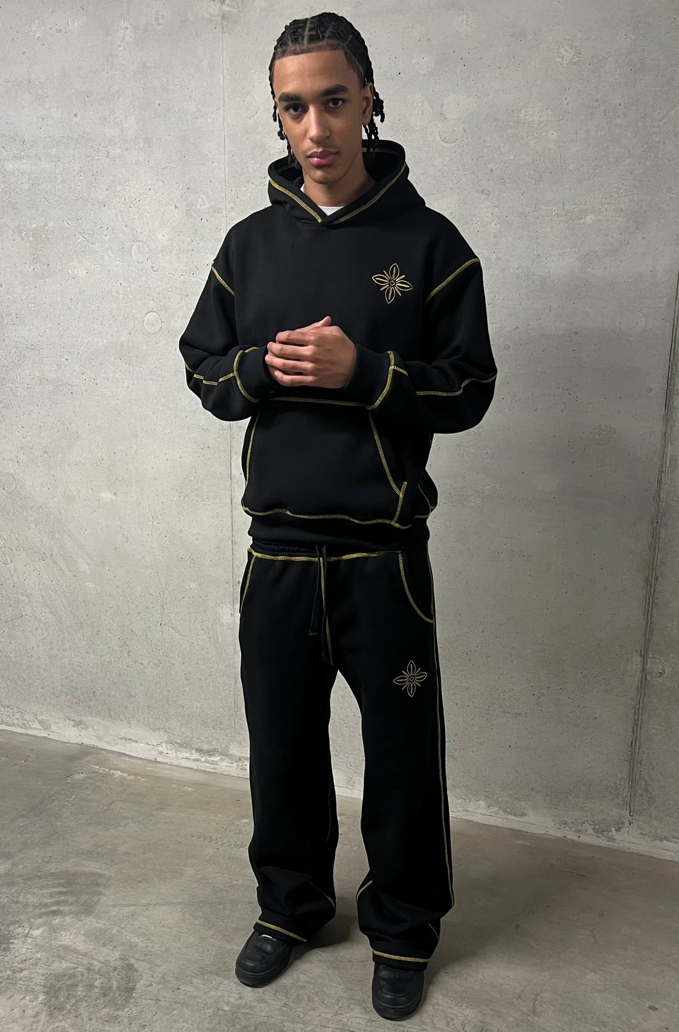OUTLINED JOGGER - BLACK
