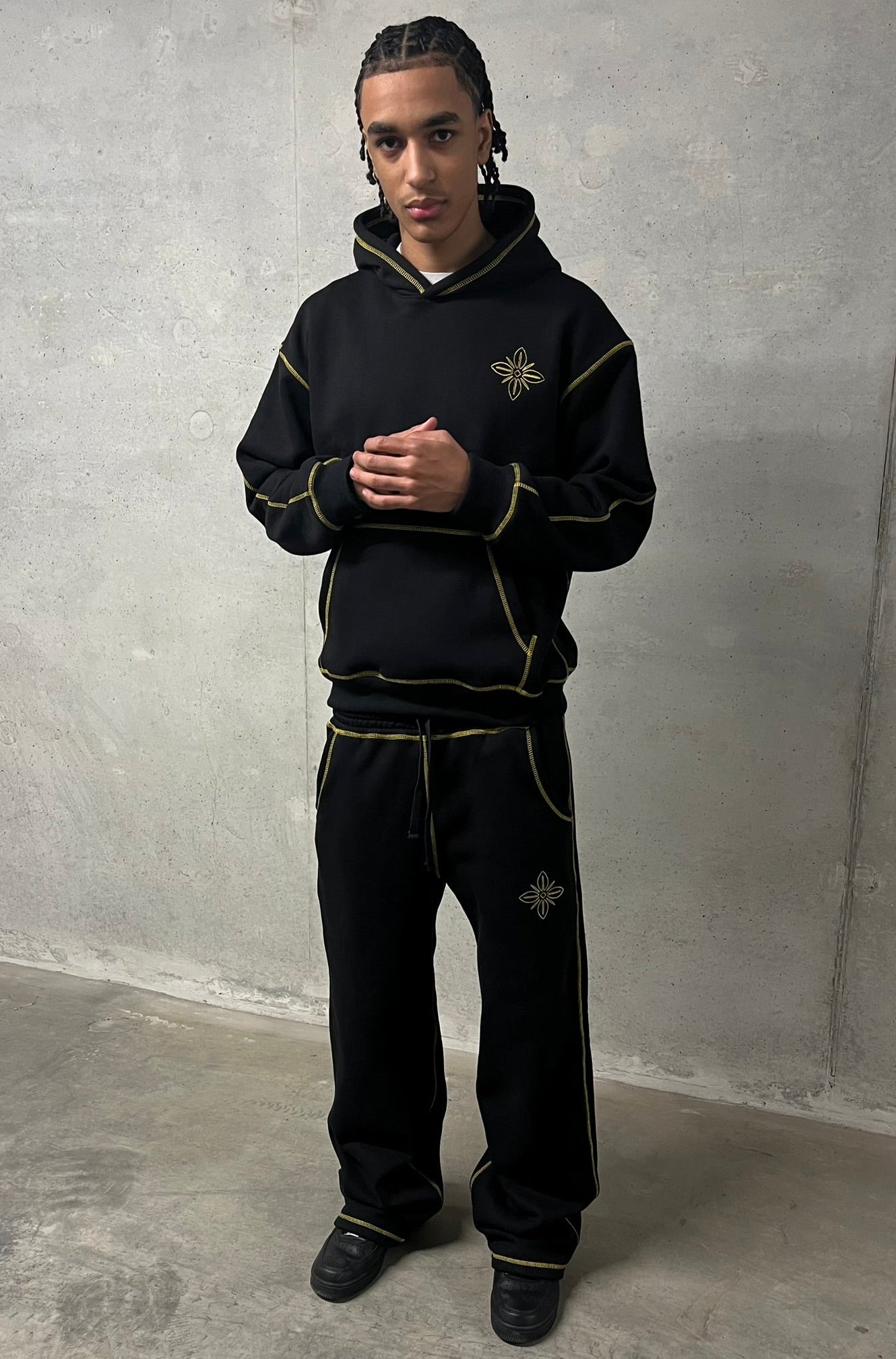 Outline hoodie black