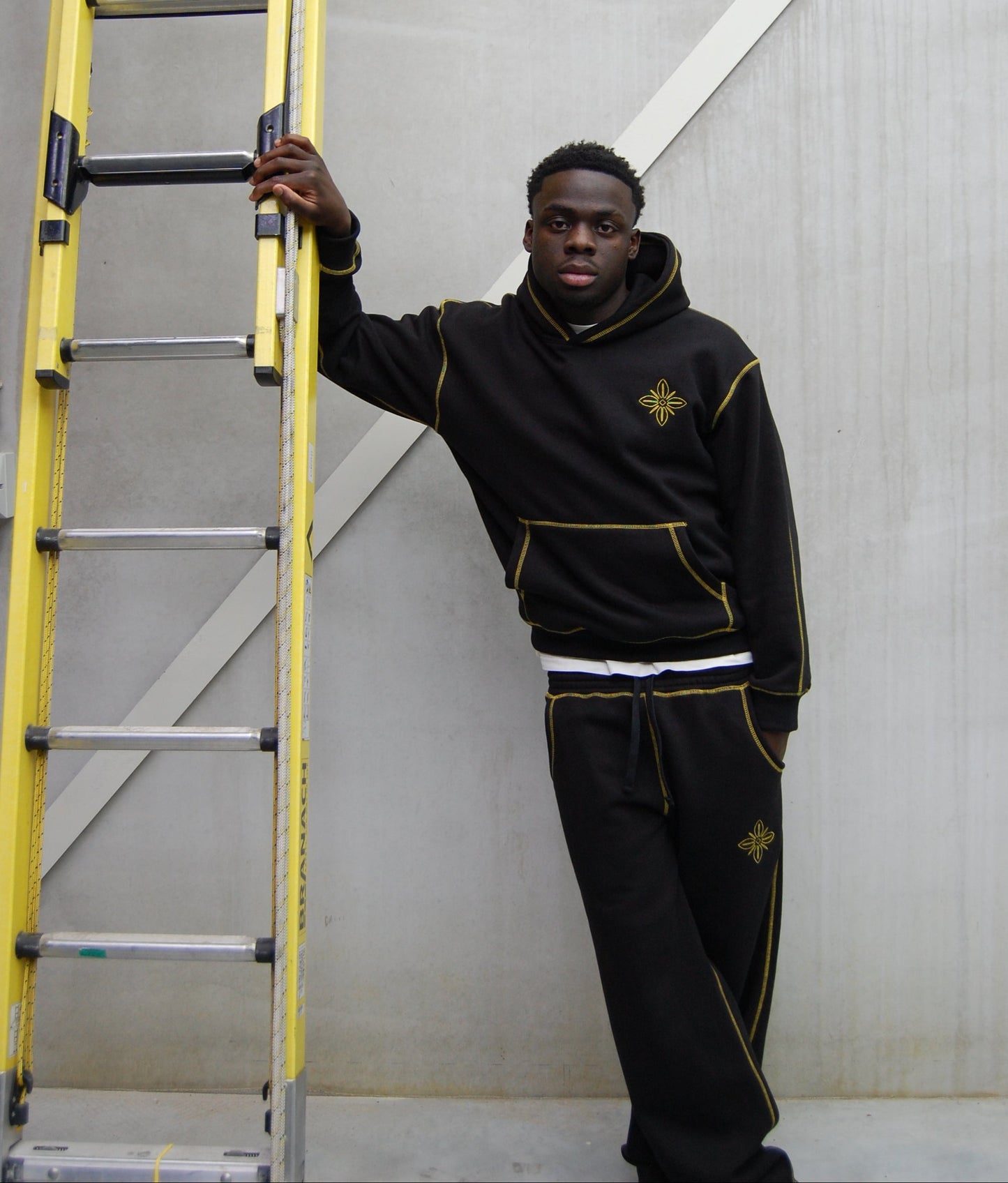 Outline hoodie black