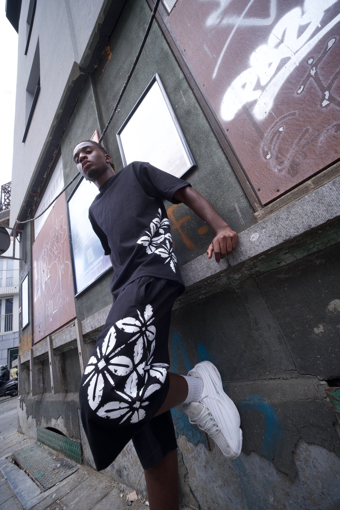 BROKEN BLOSSOM SHORT - BLACK